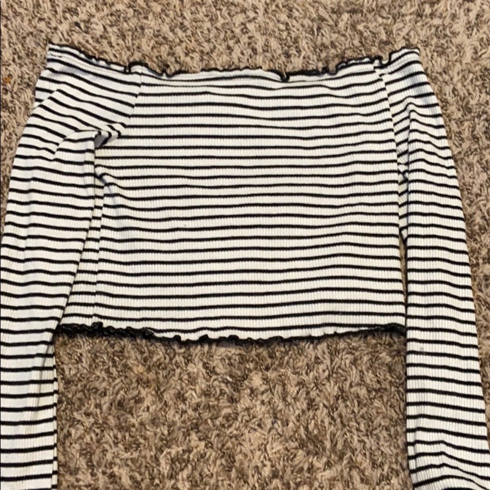 Off the shoulder Black and white crop top!